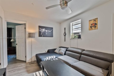 Commercial property in Miami, Florida № 1962570 - photo 11