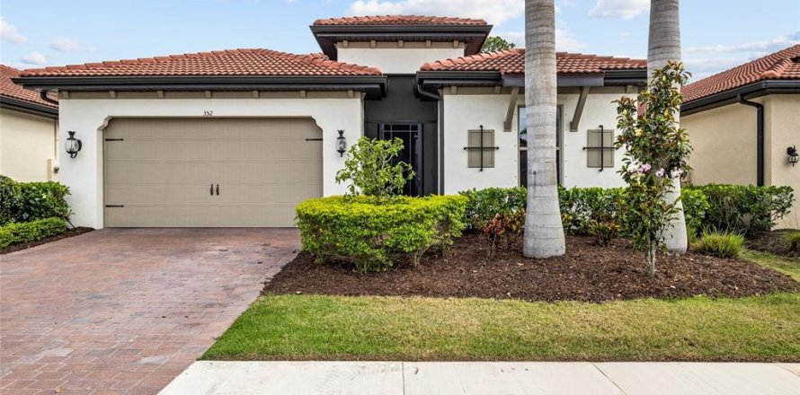 House in Nokomis, Florida 4 bedrooms, 225.85 sq.m. № 2199331