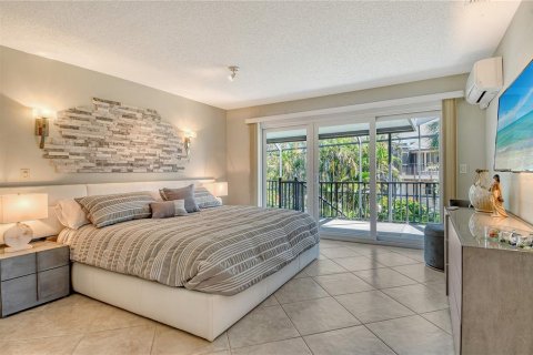 House in Longboat Key, Florida 2 bedrooms, 294.59 sq.m. № 1831552 - photo 11