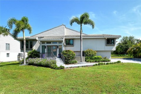 House in Longboat Key, Florida 2 bedrooms, 294.59 sq.m. № 1831552 - photo 1