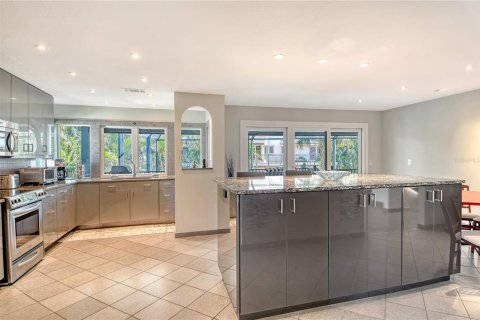 House in Longboat Key, Florida 2 bedrooms, 294.59 sq.m. № 1831552 - photo 7
