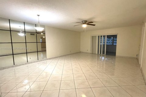 Снять в аренду кондоминиум в Лодердейл-Лейкс, Флорида 2 спальни, 101.08м2, № 2011058 - фото 3