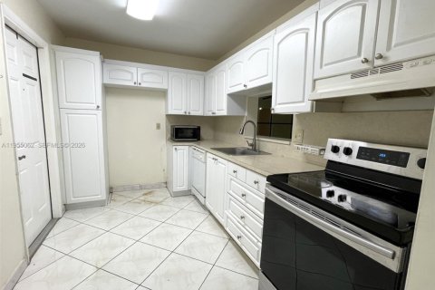 Кондоминиум с 2 спальнями в Лодердейл-Лейкс, Флорида № 2011058