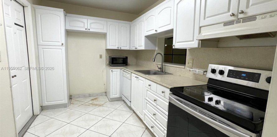 Кондоминиум с 2 спальнями в Лодердейл-Лейкс, Флорида № 2011058