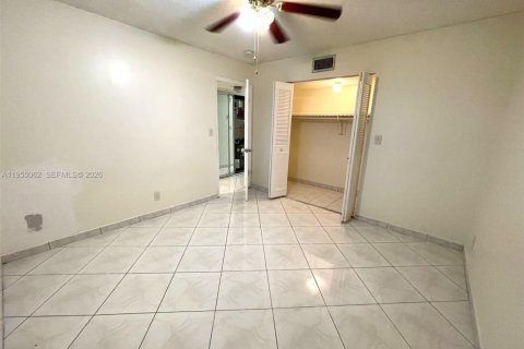Снять в аренду кондоминиум в Лодердейл-Лейкс, Флорида 2 спальни, 101.08м2, № 2011058 - фото 9