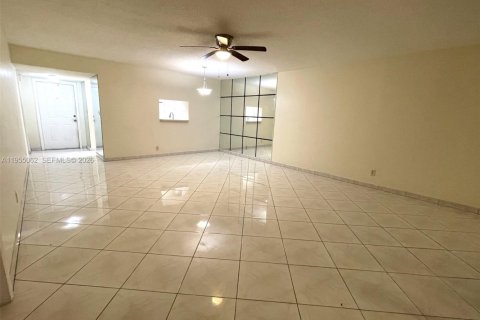 Снять в аренду кондоминиум в Лодердейл-Лейкс, Флорида 2 спальни, 101.08м2, № 2011058 - фото 2