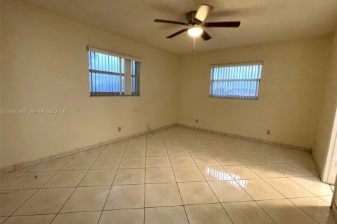 Снять в аренду кондоминиум в Лодердейл-Лейкс, Флорида 2 спальни, 101.08м2, № 2011058 - фото 4