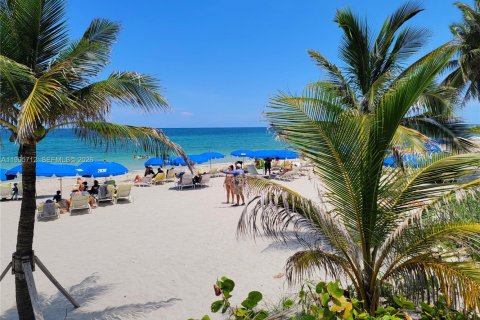 Снять в аренду кондоминиум в Халландейл-Бич, Флорида 2 спальни, 121.89м2, № 2027364 - фото 2