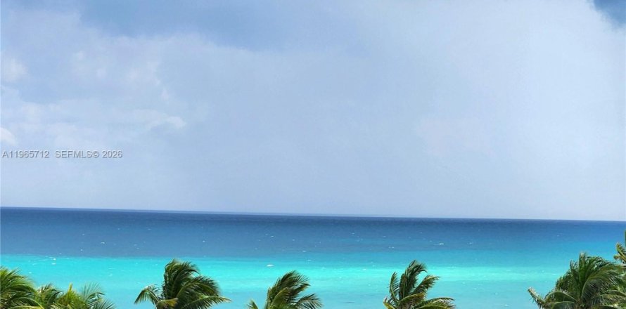 Кондоминиум с 2 спальнями в Халландейл-Бич, Флорида № 2027364