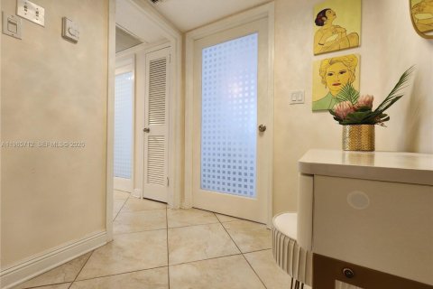 Снять в аренду кондоминиум в Халландейл-Бич, Флорида 2 спальни, 121.89м2, № 2027364 - фото 25