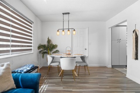 Снять в аренду виллу или дом в Окленд-Парк, Флорида 4 спальни, 112.41м2, № 2056884 - фото 4