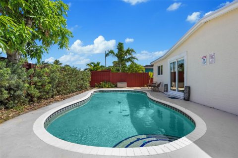 Снять в аренду виллу или дом в Окленд-Парк, Флорида 4 спальни, 112.41м2, № 2056884 - фото 22