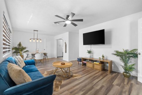 Снять в аренду виллу или дом в Окленд-Парк, Флорида 4 спальни, 112.41м2, № 2056884 - фото 2