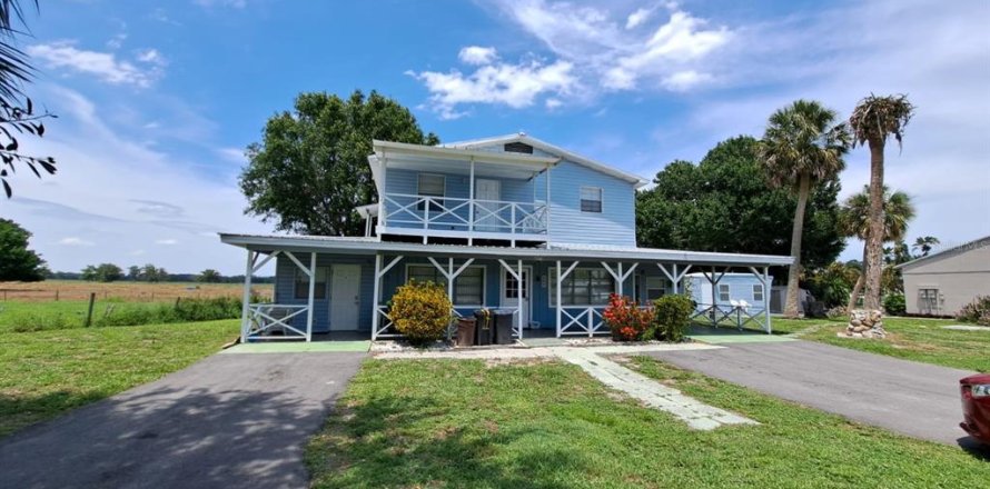 House in Okeechobee, Florida 3 bedrooms, 185.8 sq.m. № 2122976