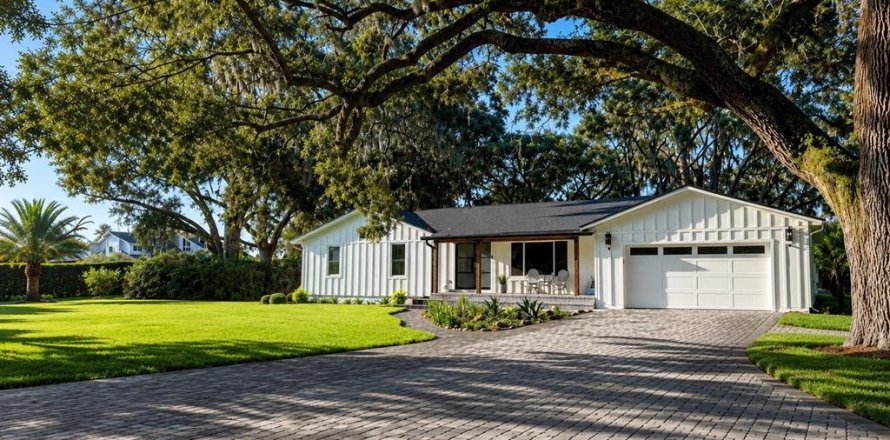 House in Orlando, Florida 3 bedrooms, 220.27 sq.m. № 2214061