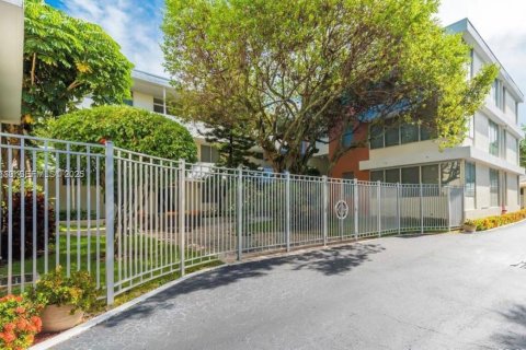 Copropriété à vendre à Bal Harbour, Floride: 1 chambre, 91.6 m2 № 2088956 - photo 2