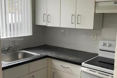 Townhouse in Miami, Florida 2 bedrooms, 86.4 sq.m. № 1714899 - photo 2