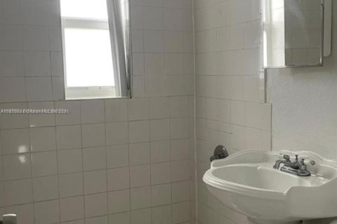 Townhouse in Miami, Florida 2 bedrooms, 86.4 sq.m. № 1714899 - photo 12