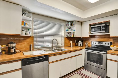 Townhouse in Miami, Florida 2 bedrooms, 65.96 sq.m. № 1484816 - photo 10