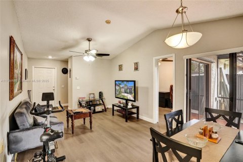 Townhouse in Miami, Florida 2 bedrooms, 65.96 sq.m. № 1484816 - photo 7