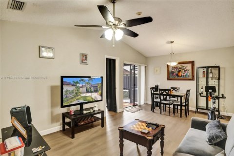 Townhouse in Miami, Florida 2 bedrooms, 65.96 sq.m. № 1484816 - photo 5