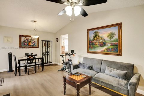 Townhouse in Miami, Florida 2 bedrooms, 65.96 sq.m. № 1484816 - photo 6