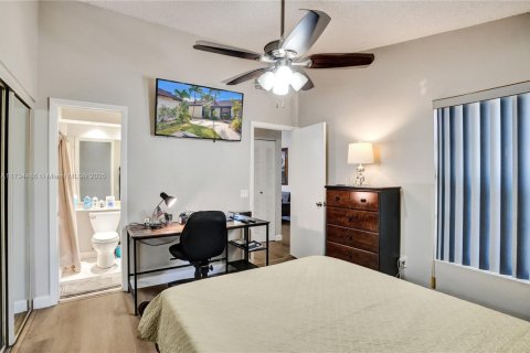 Townhouse in Miami, Florida 2 bedrooms, 65.96 sq.m. № 1484816 - photo 12