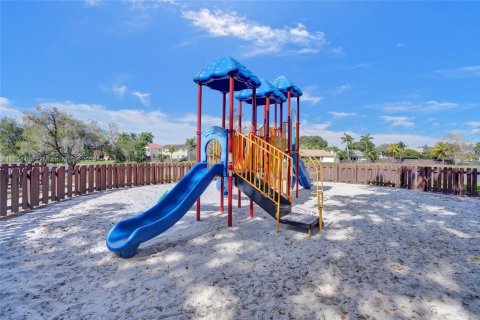 Townhouse in Miami, Florida 2 bedrooms, 65.96 sq.m. № 1484816 - photo 30