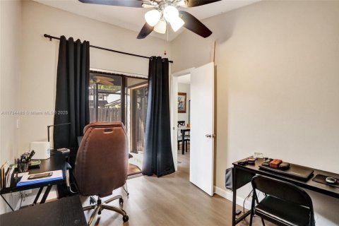 Townhouse in Miami, Florida 2 bedrooms, 65.96 sq.m. № 1484816 - photo 15