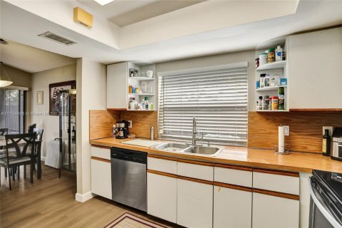 Townhouse in Miami, Florida 2 bedrooms, 65.96 sq.m. № 1484816 - photo 9