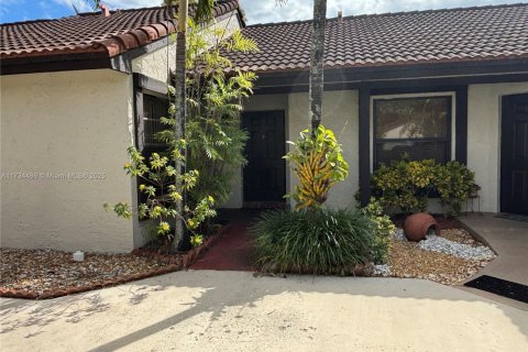 Townhouse in Miami, Florida 2 bedrooms, 65.96 sq.m. № 1484816 - photo 1