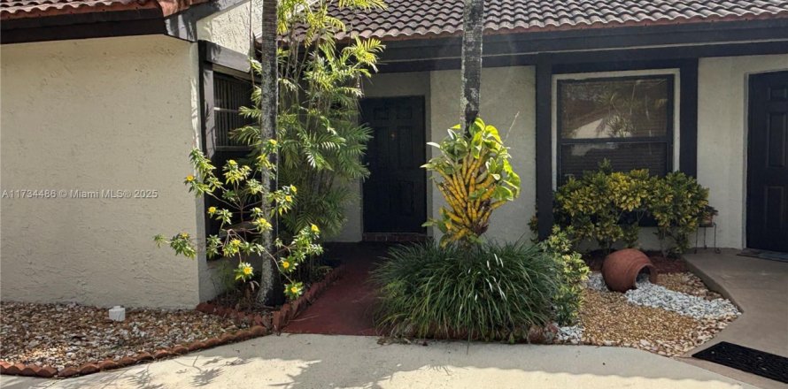 Townhouse in Miami, Florida 2 bedrooms, 65.96 sq.m. № 1484816