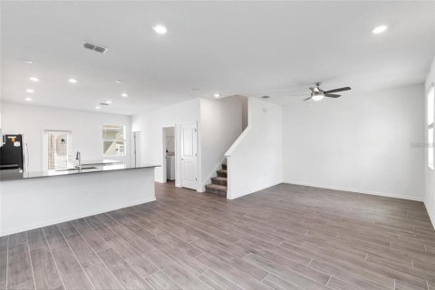 Townhouse in Winter Garden, Florida 3 bedrooms, 151.99 sq.m. № 2107579 - photo 2