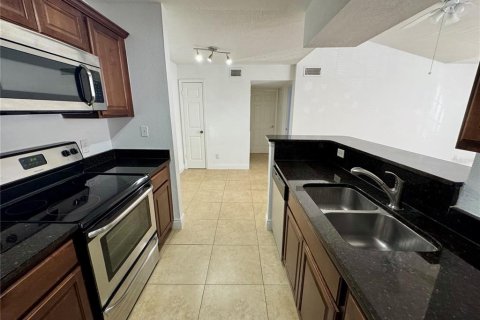 Condo in Orlando, Florida, 2 bedrooms № 2222220 - photo 9
