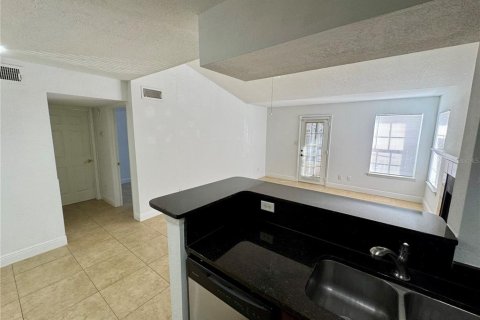 Condo in Orlando, Florida, 2 bedrooms № 2222220 - photo 10