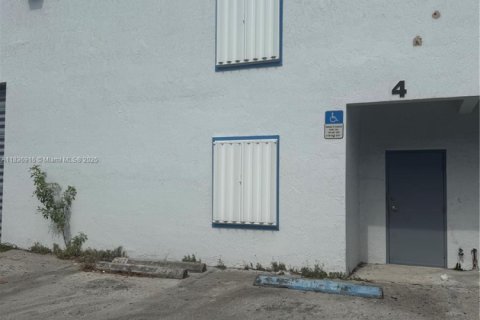 Propiedad comercial en venta en Hialeah, Florida № 1821956 - foto 1