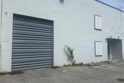 Propiedad comercial en venta en Hialeah, Florida № 1821956 - foto 2