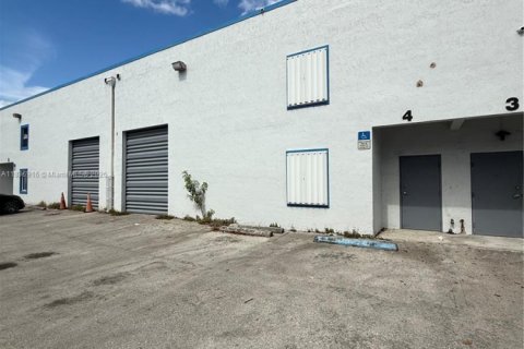 Propiedad comercial en venta en Hialeah, Florida № 1821956 - foto 3