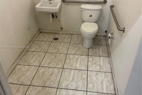 Propiedad comercial en venta en Hialeah, Florida № 1821956 - foto 8