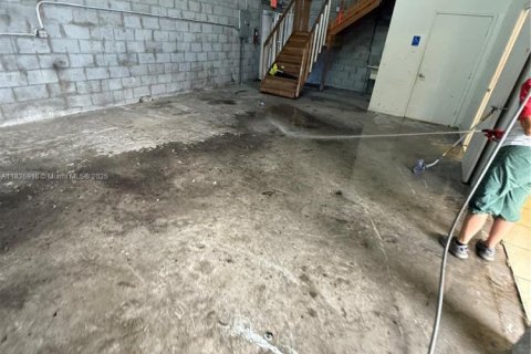 Propiedad comercial en venta en Hialeah, Florida № 1821956 - foto 5