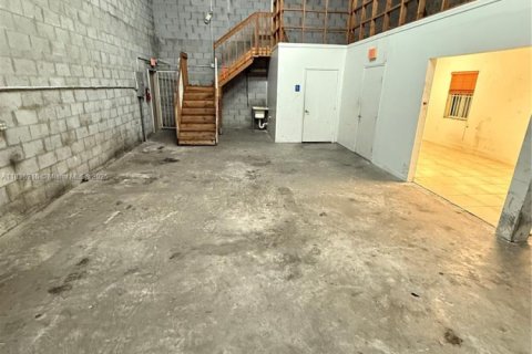 Propiedad comercial en venta en Hialeah, Florida № 1821956 - foto 6