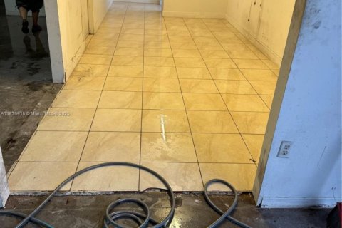 Propiedad comercial en venta en Hialeah, Florida № 1821956 - foto 7