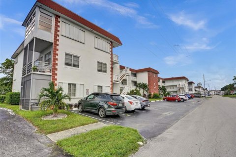 Condo in Lauderhill, Florida, 2 bedrooms  № 2184065 - photo 2