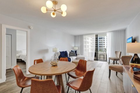 Condo in Hallandale Beach, Florida, 2 bedrooms  № 2240559 - photo 9