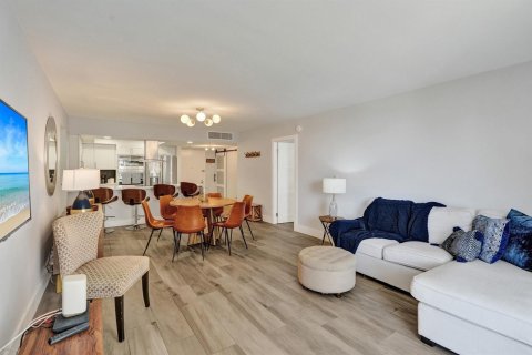Condo in Hallandale Beach, Florida, 2 bedrooms  № 2240559 - photo 12