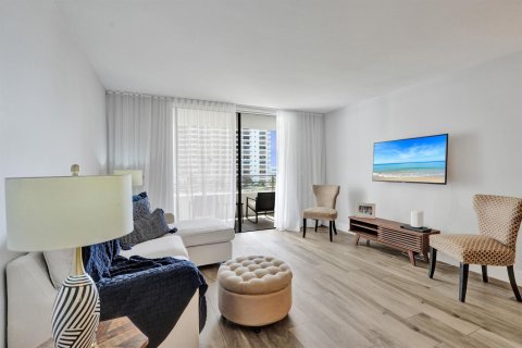 Condo in Hallandale Beach, Florida, 2 bedrooms  № 2240559 - photo 13