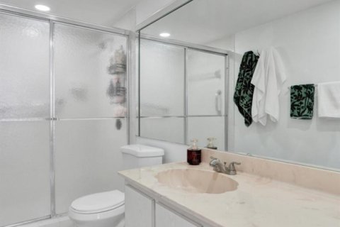 Condo in Hallandale Beach, Florida, 2 bedrooms  № 2240559 - photo 23