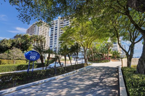Condo in Hallandale Beach, Florida, 2 bedrooms  № 2240559 - photo 29