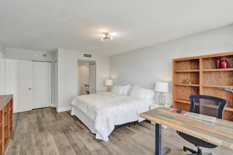 Condo in Hallandale Beach, Florida, 2 bedrooms  № 2240559 - photo 19