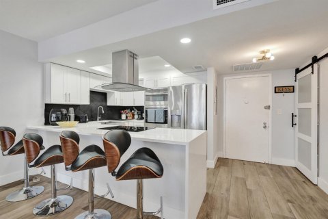 Condo in Hallandale Beach, Florida, 2 bedrooms  № 2240559 - photo 2